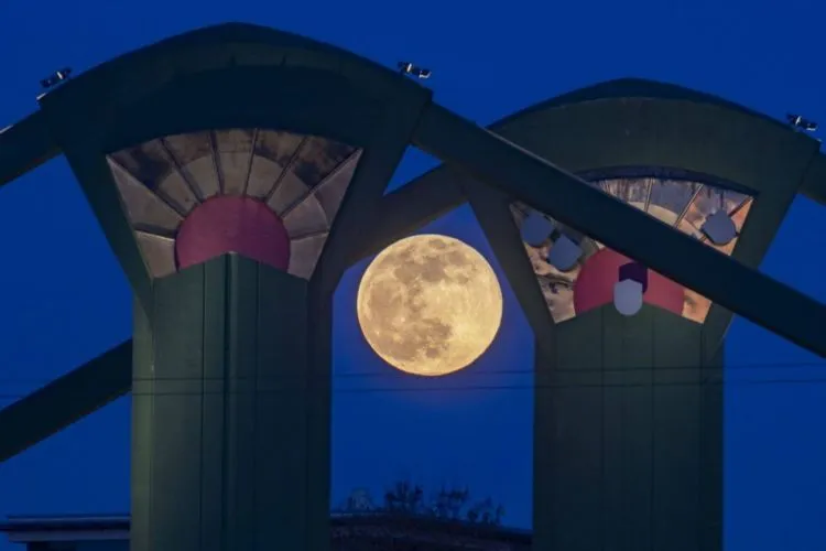 13 Penampakan Supermoon di Berbagai Negara. Supermoon Kemarin Itu yang Terbesar Sampai Tahun 2026 Lo 16