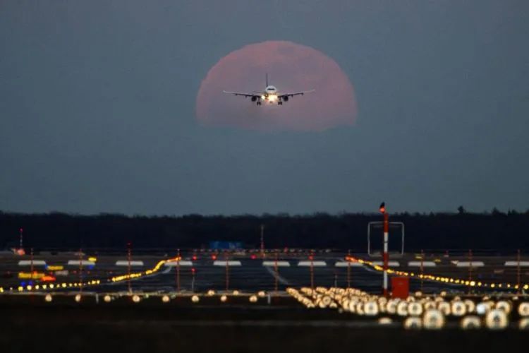 13 Penampakan Supermoon di Berbagai Negara. Supermoon Kemarin Itu yang Terbesar Sampai Tahun 2026 Lo 18