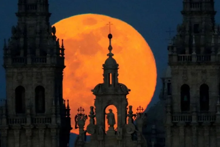 13 Penampakan Supermoon di Berbagai Negara. Supermoon Kemarin Itu yang Terbesar Sampai Tahun 2026 Lo 21