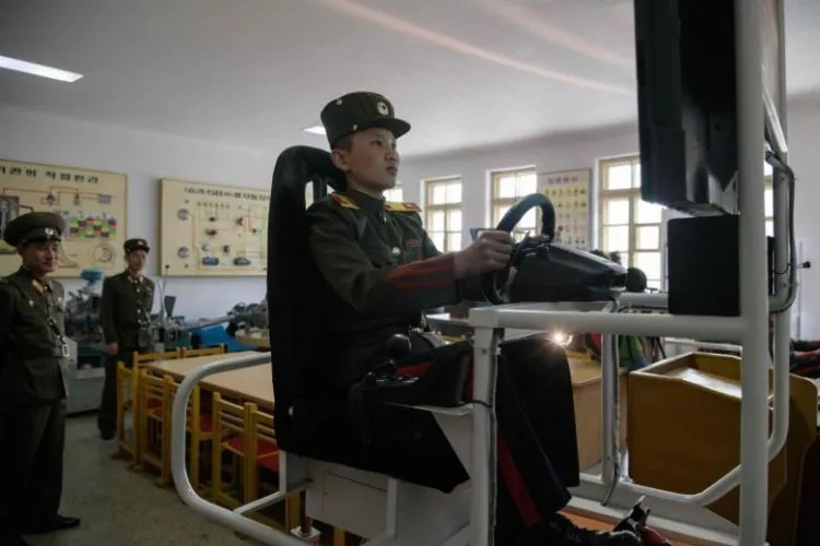13 'Pemandangan' Tak Biasa di Sekolah Korea Utara. Ada Pelajaran Menembak & Ledakkan Granat Juga 22