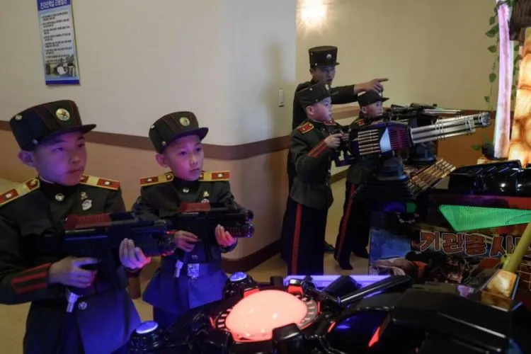 13 'Pemandangan' Tak Biasa di Sekolah Korea Utara. Ada Pelajaran Menembak & Ledakkan Granat Juga 24