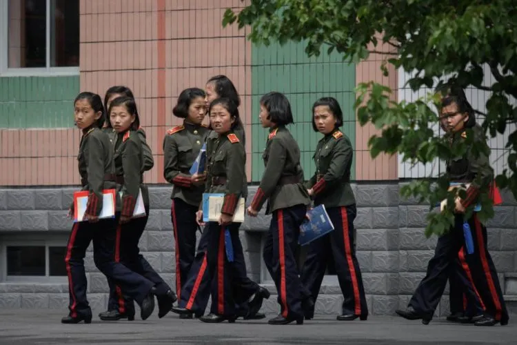 13 'Pemandangan' Tak Biasa di Sekolah Korea Utara. Ada Pelajaran Menembak & Ledakkan Granat Juga 14