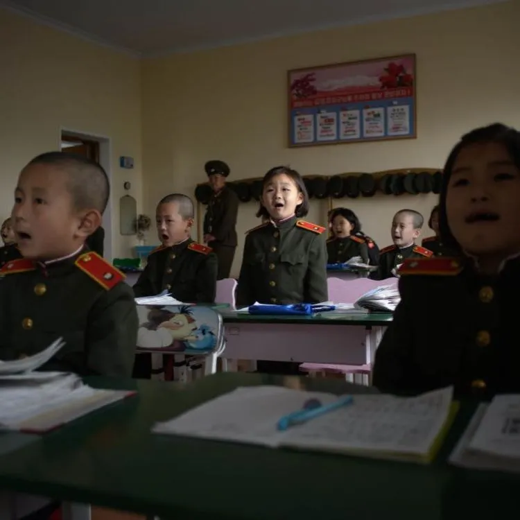 13 'Pemandangan' Tak Biasa di Sekolah Korea Utara. Ada Pelajaran Menembak & Ledakkan Granat Juga 17