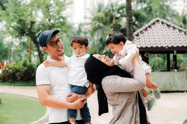 8 Artis ini Punya Anak Lebih dari Satu dengan Jarak Berdekatan. Malah Jadi Seperti Anak Kembar ya~ 15
