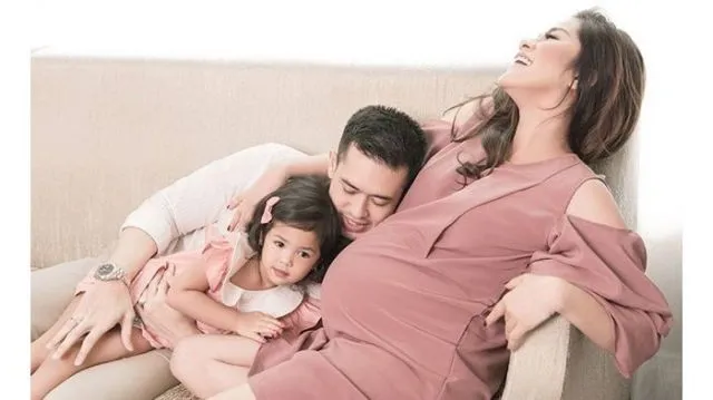 10 Ide Maternity Photo Selebritas Bersama Anak Pertama. Malah Ngajak sang Kakak Ikut Sayang Adik, Kan? 16