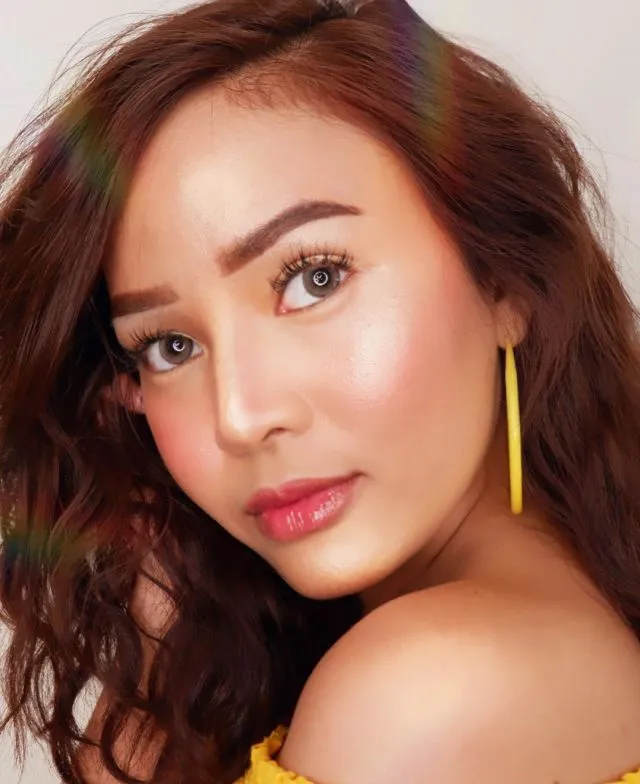 10 'Glass Skin Make-Up' Ala Para Beauty Vlogger, Riasan Wajah yang Berkilau Bening 14