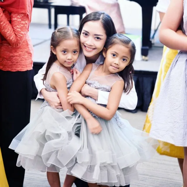 8 Artis ini Punya Anak Lebih dari Satu dengan Jarak Berdekatan. Malah Jadi Seperti Anak Kembar ya~ 16