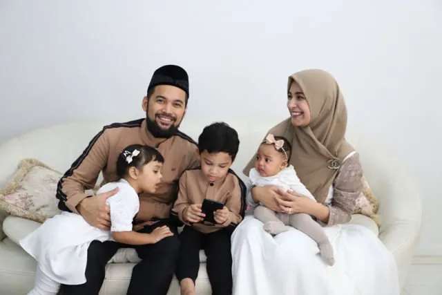 8 Artis ini Punya Anak Lebih dari Satu dengan Jarak Berdekatan. Malah Jadi Seperti Anak Kembar ya~ 11
