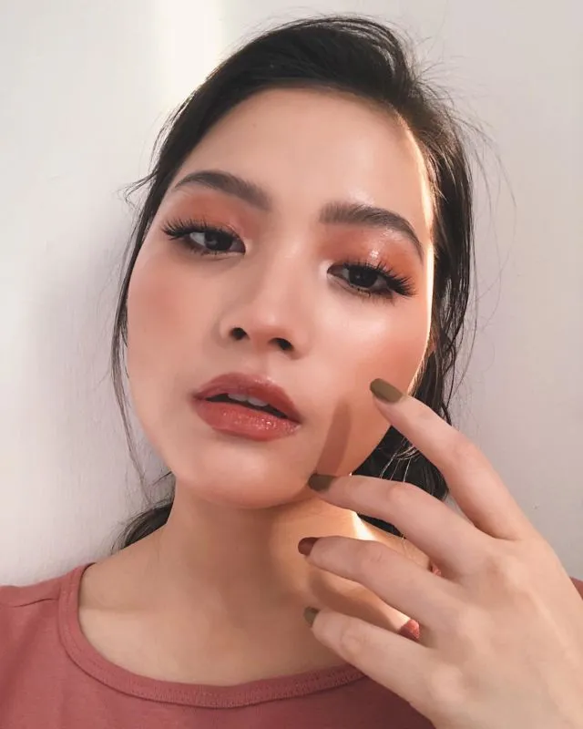 10 'Glass Skin Make-Up' Ala Para Beauty Vlogger, Riasan Wajah yang Berkilau Bening 15