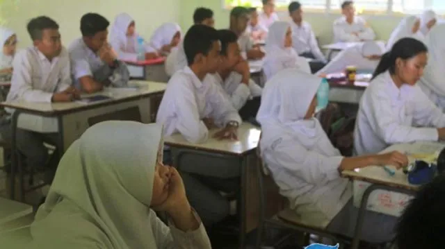 Menebak Karakter Seseorang dari Posisi Duduknya di Kelas. Katanya Makin Belakang Makin Bandel ya? 6