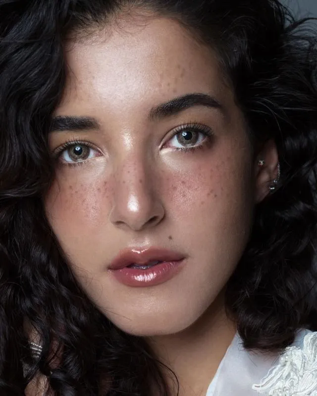 10 'Glass Skin Make-Up' Ala Para Beauty Vlogger, Riasan Wajah yang Berkilau Bening 11