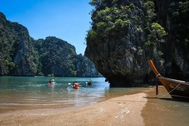 7 Destinasi yang Jadi Tongkrongan Bule di Thailand. Pasir Putih Berpadu Pemandangan Spektakuler! 11