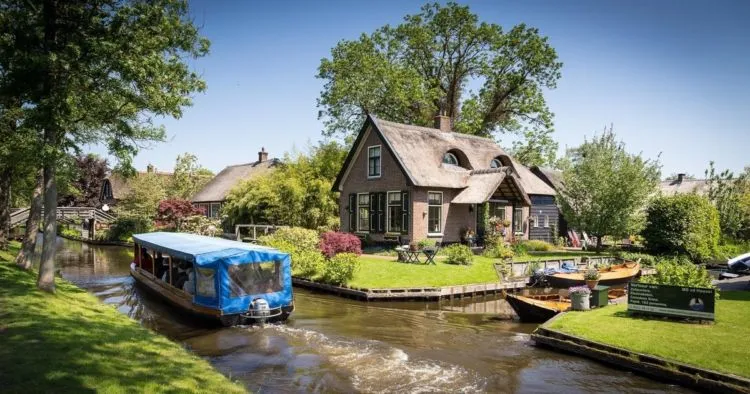 Berkunjung ke Giethoorn, Desa Paling Damai di Eropa. Nggak Ada Jalan Raya dan Kendaraan Bermotor! 5