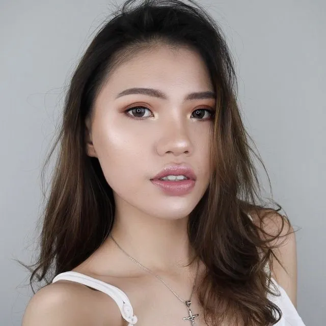 10 'Glass Skin Make-Up' Ala Para Beauty Vlogger, Riasan Wajah yang Berkilau Bening 18