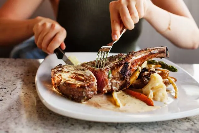 Tata Cara Makan Steak dengan Pisau dan Garpu yang Baik dan Benar 12 cara memegang pisau saat makan steak