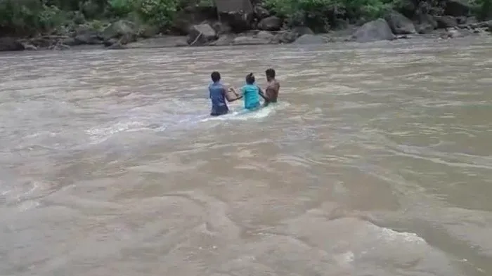 Ibu Ini Harus Seberangi Sungai Demi Bisa Melahirkan. Perjuangannya Bikin Hati Terenyuh 3