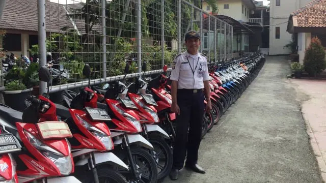 Rezeki Tukang Parkir Rajin. Untuk Apresiasi Pak Slamet, JKT48 Bakal Manggung di SMAN 4 Tangsel 4