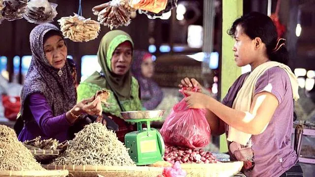 10 Ungkapan Hati dari Pembeli yang Nggak Bisa Nawar di Pasar. Serba Salah, tapi Lemah Akutu! :( 11