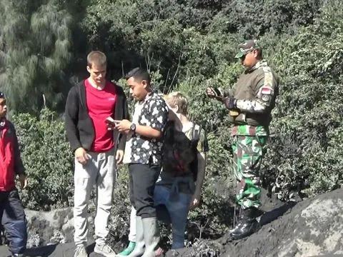 Lagi Viral Video Turis Banting Petugas Demi Bisa Terobos Radius Aman Bromo. Padahal Bahaya Lo! 4