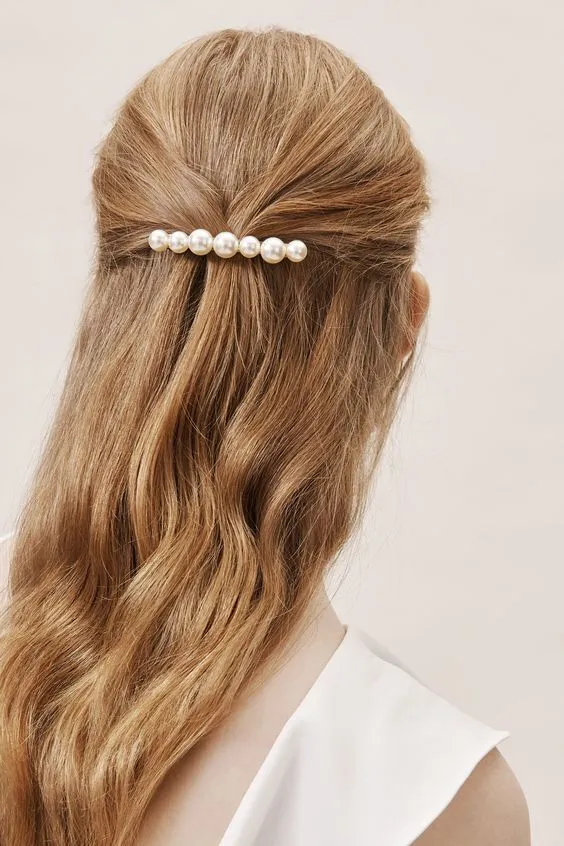 Ide Hairstyle Pakai Jepitan Rambut Mutiara ala Selebgram 15