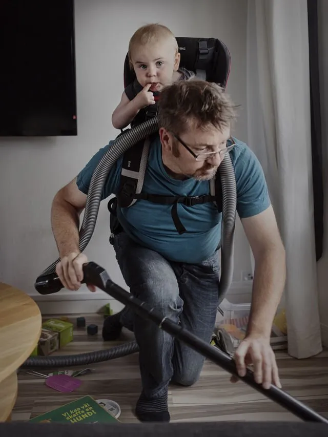 12 Potret Papa Siaga Versi Buku 'Swedish Dad'. Soal Mengasuh Anak, Ayah Sejati Nggak Kenal Gengsi! 17