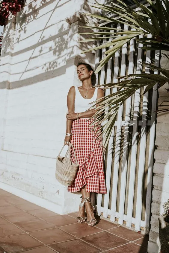 10 Ide Gaya Rok Ruffle Kotak-Kotak. Nggak Cuma Nyaman, Tampilannya pun Elegan! 13