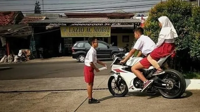 6 Alasan Kenapa Bocah di Bawah Umur Selalu Ngeselin Kalau Lagi Naik Motor 11
