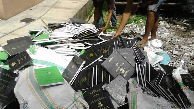 7 Penampakan Skripsi yang Dibuang ini Bikin Hati Teriris-iris. Perjuangan itu Tinggal Kenangan, Sobat~ 8