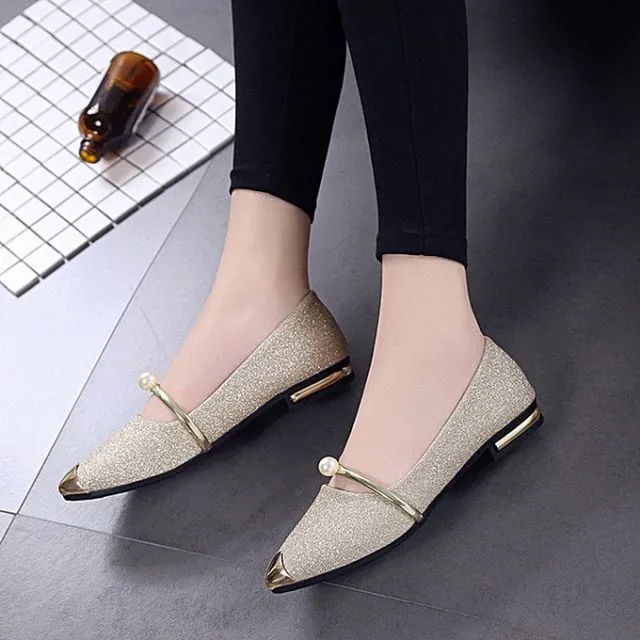 11 Pilihan Flat Shoes Unik Biar Penampilanmu Makin On Point. Belum Punya yang Mana Nih? 15