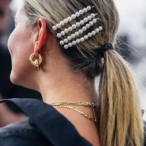 Ide Hairstyle Pakai Jepitan Rambut Mutiara ala Selebgram 16