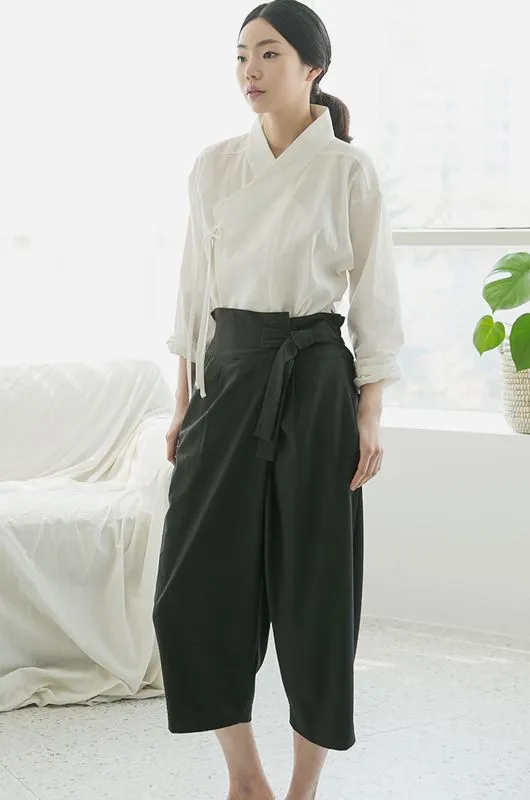 8 Inspirasi Ciamik Pakai Hanbok Modern. Sopan Tertutup, Bisa Banget Jadi Andalan Kalian ke Kondangan 10