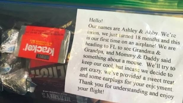 Viral Aksi Para Orang Tua Bagi Paket Hadiah Dalam Pesawat, Antisipasi Bayinya Rewel. Perlukah Begini? 9