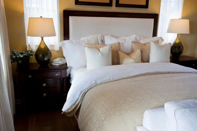 9 Ide Penataan Bantal ala Hotel untuk Kasur Queen Size. Kalau Rapi Begini Jadi Betah, Kan? 16