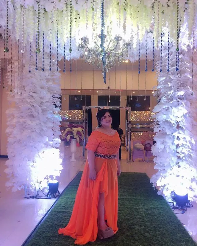 Badan Curvy, Suka Bingung Pilih Baju? 7 Ide Busana Gaun Brokat Ini Bisa Dongkrak Body Goal Kamu 11