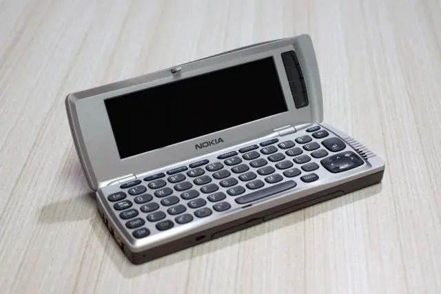 12 HP Ikonik yang Dulu Ngetren Karena Bentuknya. Semua Berubah Sejak iPhone & Android Menyerang~ 23