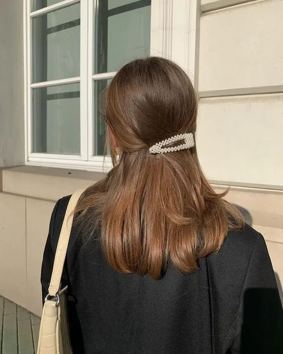 Ide Hairstyle Pakai Jepitan Rambut Mutiara ala Selebgram 17