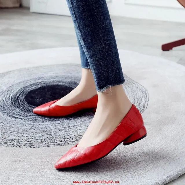 11 Pilihan Flat Shoes Unik Biar Penampilanmu Makin On Point. Belum Punya yang Mana Nih? 14