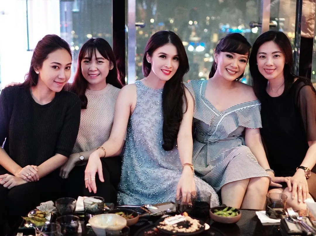 Potret Keakraban Yuanita Christiani dan Sandra Dewi; Bukan Persahabatan Kaleng-Kaleng! 21