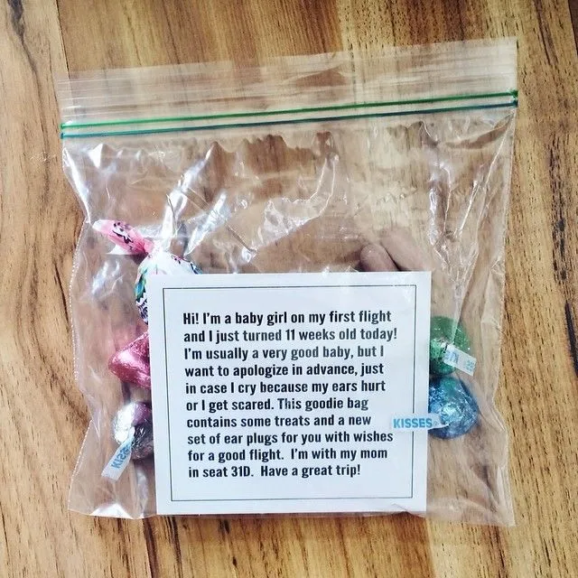 Viral Aksi Para Orang Tua Bagi Paket Hadiah Dalam Pesawat, Antisipasi Bayinya Rewel. Perlukah Begini? 10