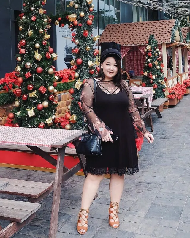 Badan Curvy, Suka Bingung Pilih Baju? 7 Ide Busana Gaun Brokat Ini Bisa Dongkrak Body Goal Kamu 14