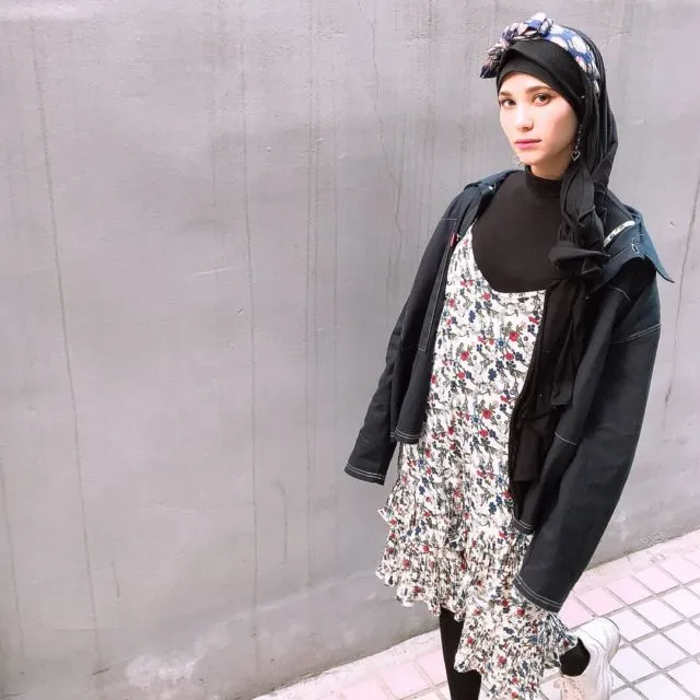 Ini 7 Potret Gaya Kim Miso, Selebgram Hijab Asal Maroko yang Cantiknya Bak Bintang K-Pop Korea 11