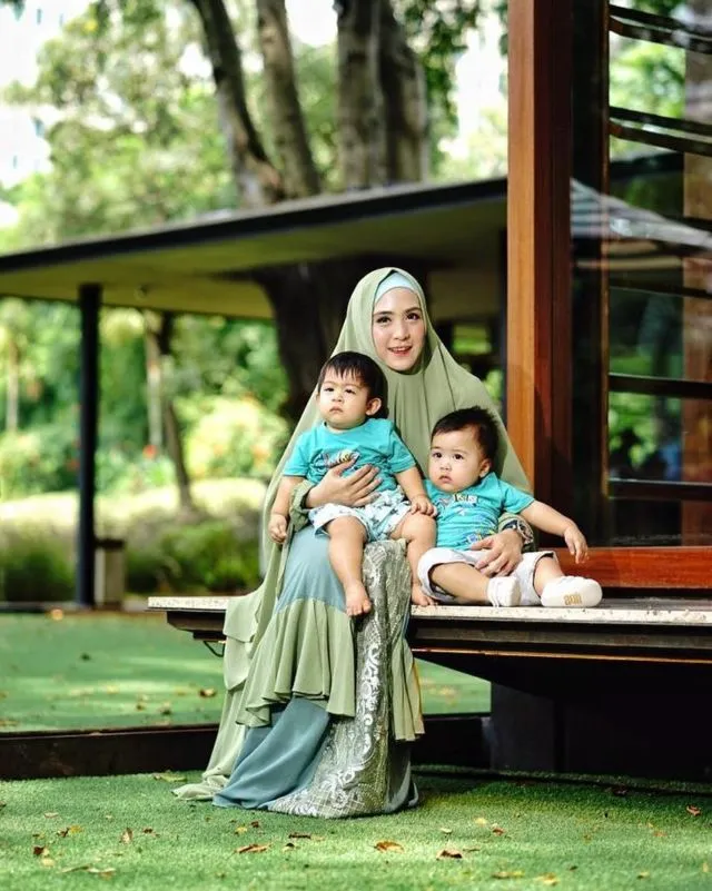 8 Seleb Ini Punya Anak Kembar yang Lucunya Nggak Nahan. Pengen Punya Juga Deh! 11