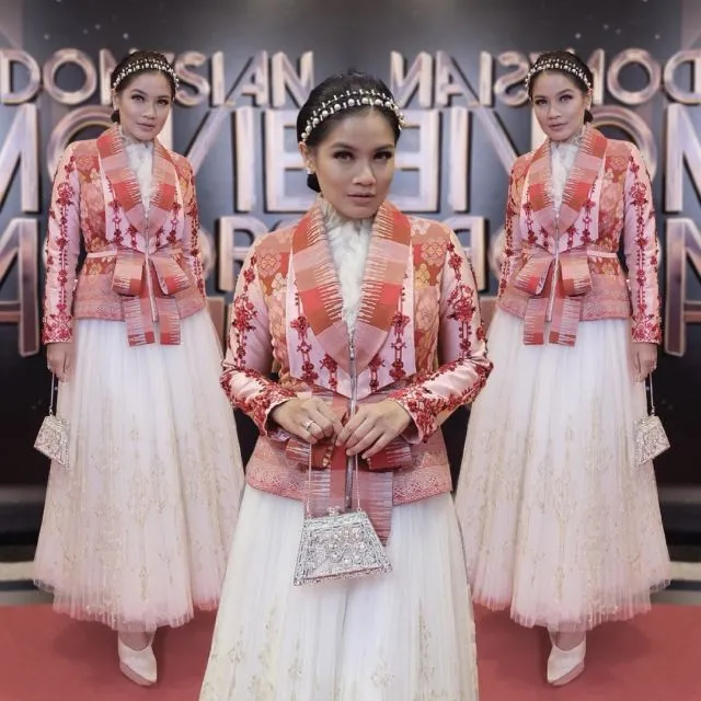 Intip Yuk Mewahnya 8 Karya Danny Satriadi yang Mendesain Gaun Pertunangan Cetar Syahrini 16