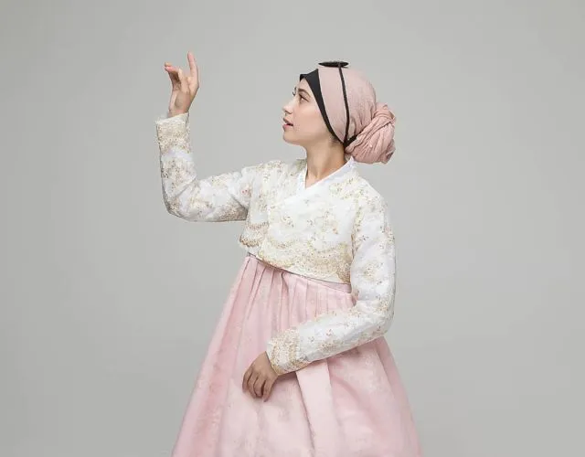 Ini 7 Potret Gaya Kim Miso, Selebgram Hijab Asal Maroko yang Cantiknya Bak Bintang K-Pop Korea 10