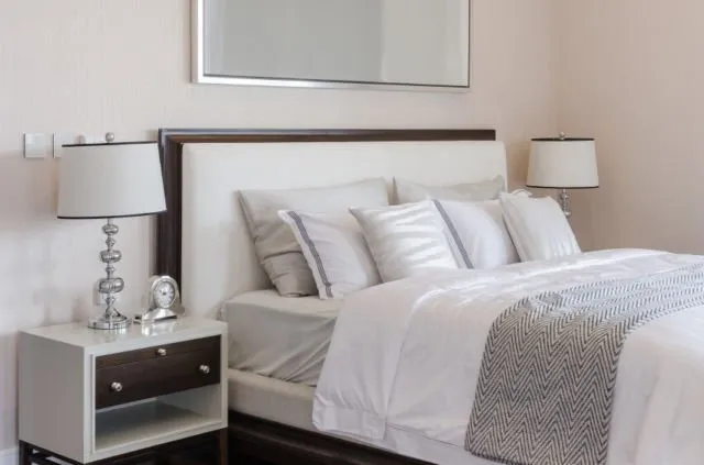 9 Ide Penataan Bantal ala Hotel untuk Kasur Queen Size. Kalau Rapi Begini Jadi Betah, Kan? 12