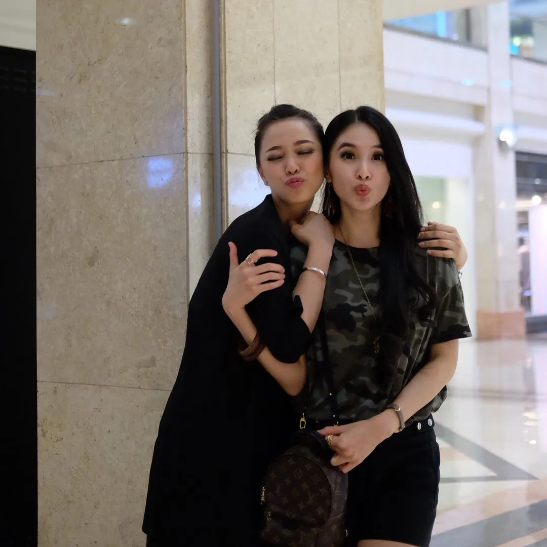Potret Keakraban Yuanita Christiani dan Sandra Dewi; Bukan Persahabatan Kaleng-Kaleng! 14