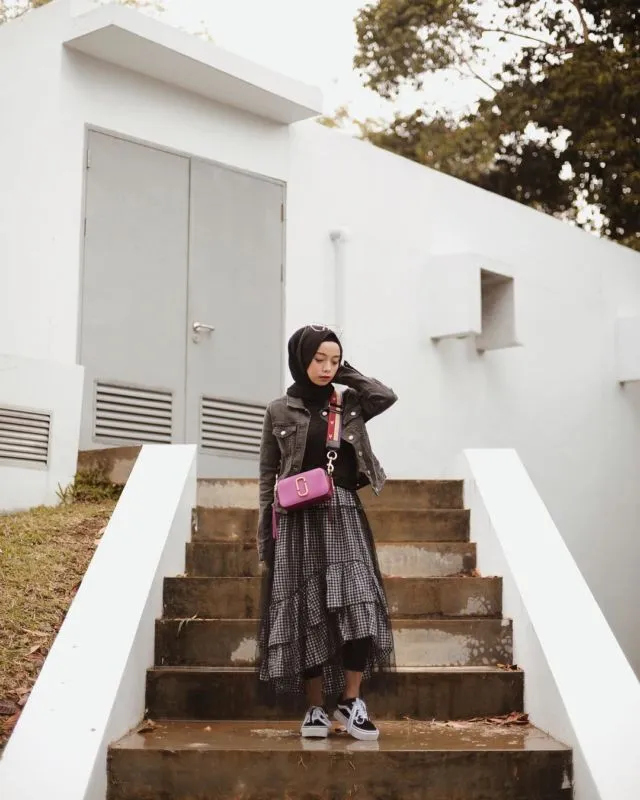 10 Ide Gaya Rok Ruffle Kotak-Kotak. Nggak Cuma Nyaman, Tampilannya pun Elegan! 14