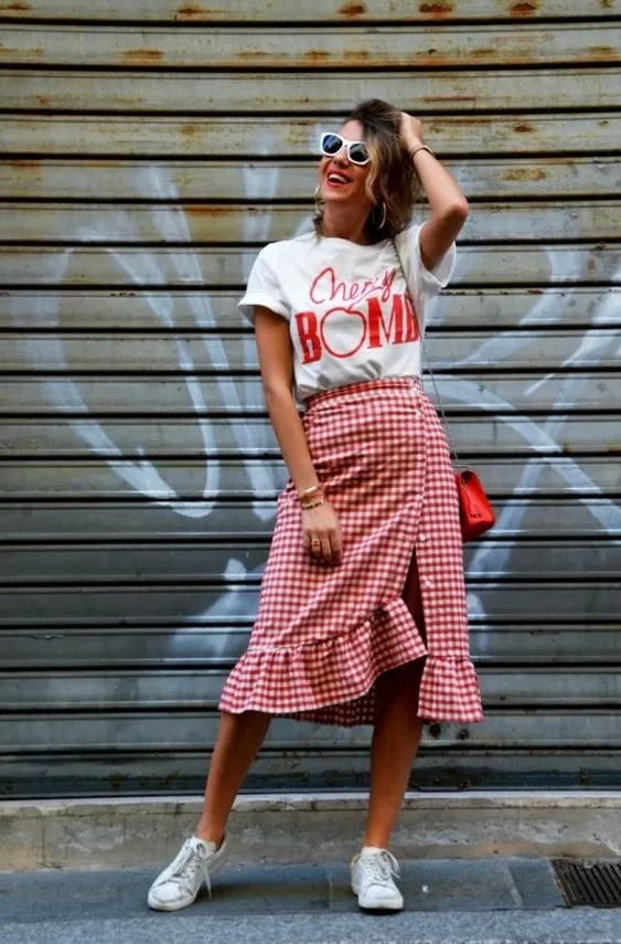 10 Ide Gaya Rok Ruffle Kotak-Kotak. Nggak Cuma Nyaman, Tampilannya pun Elegan! 17