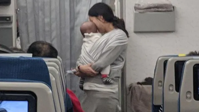 Viral Aksi Para Orang Tua Bagi Paket Hadiah Dalam Pesawat, Antisipasi Bayinya Rewel. Perlukah Begini? 7