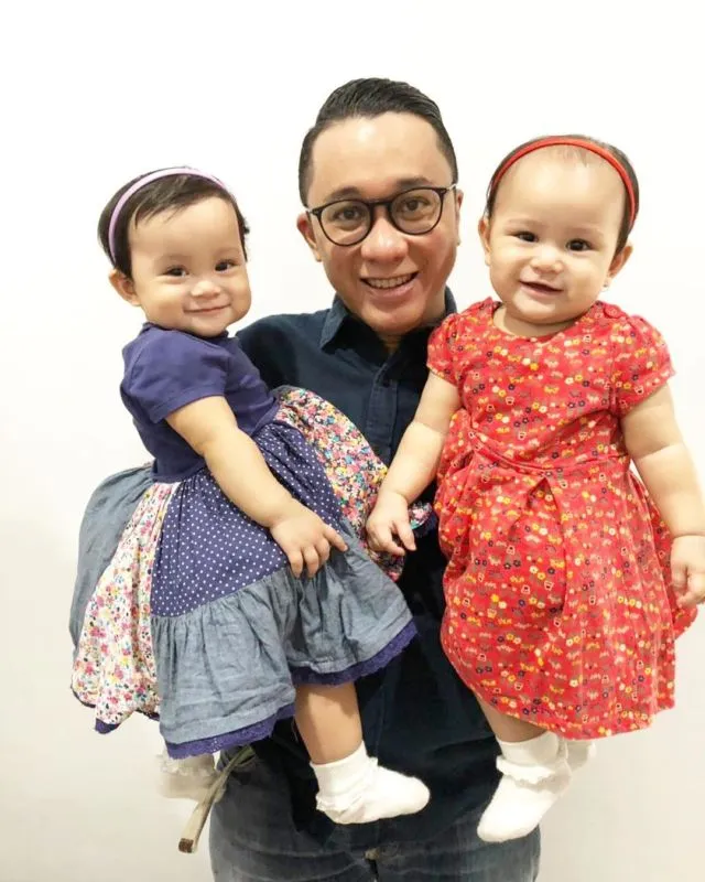 8 Seleb Ini Punya Anak Kembar yang Lucunya Nggak Nahan. Pengen Punya Juga Deh! 12